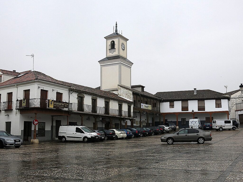 La plaza mayor y la torre del Reloj