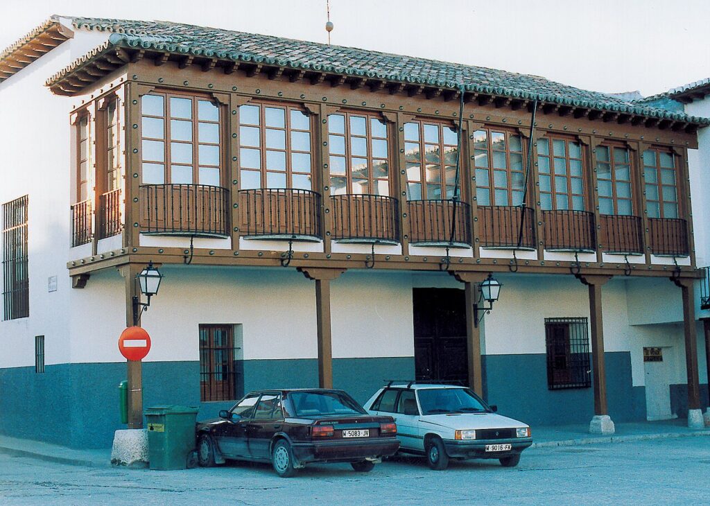 Casa con balcón de madera en el casco histórico