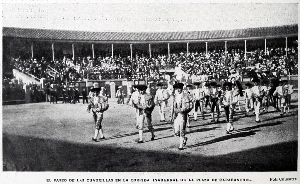 El paseo de las cuadrillas en la corrida inaugural de la plaza de Vista Alegre, en 1908