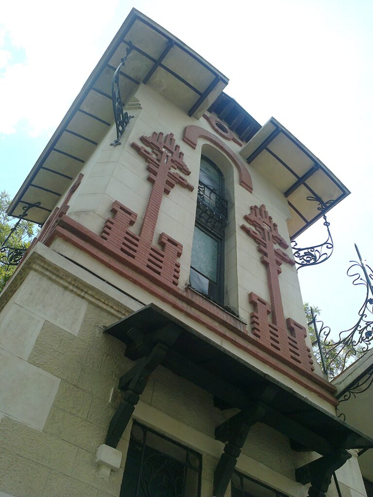 La entrada a la Colonia de la Prensa, con sus torreones modernistas