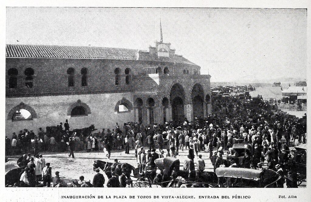 Entrada del público en la inauguración de la plaza de toros de Vista Alegre, en julio de 1908