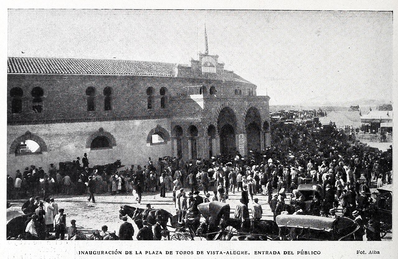 Entrada del público en la inauguración de la plaza de toros de Vista Alegre, en julio de 1908
