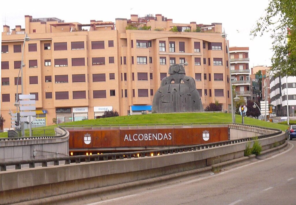 Escultura de una menina en Alcobendas