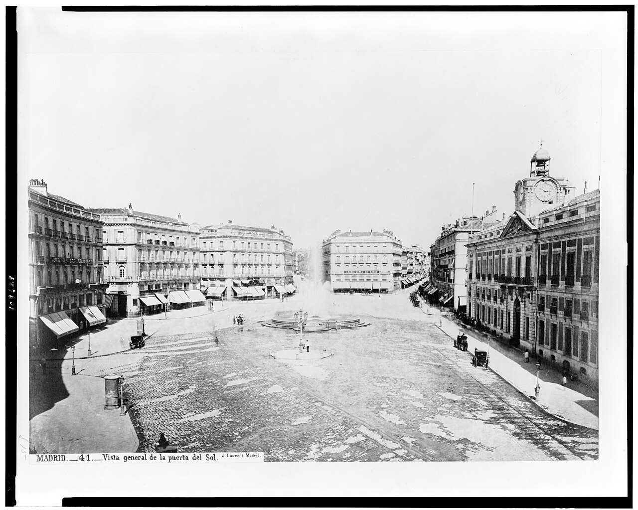 La Puerta del Sol hacia 1860, fotografiada por J. Laurent