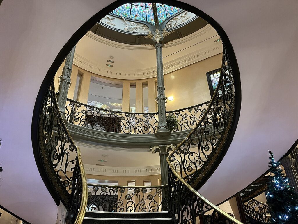 La escalera modernista del Palacio Longoria