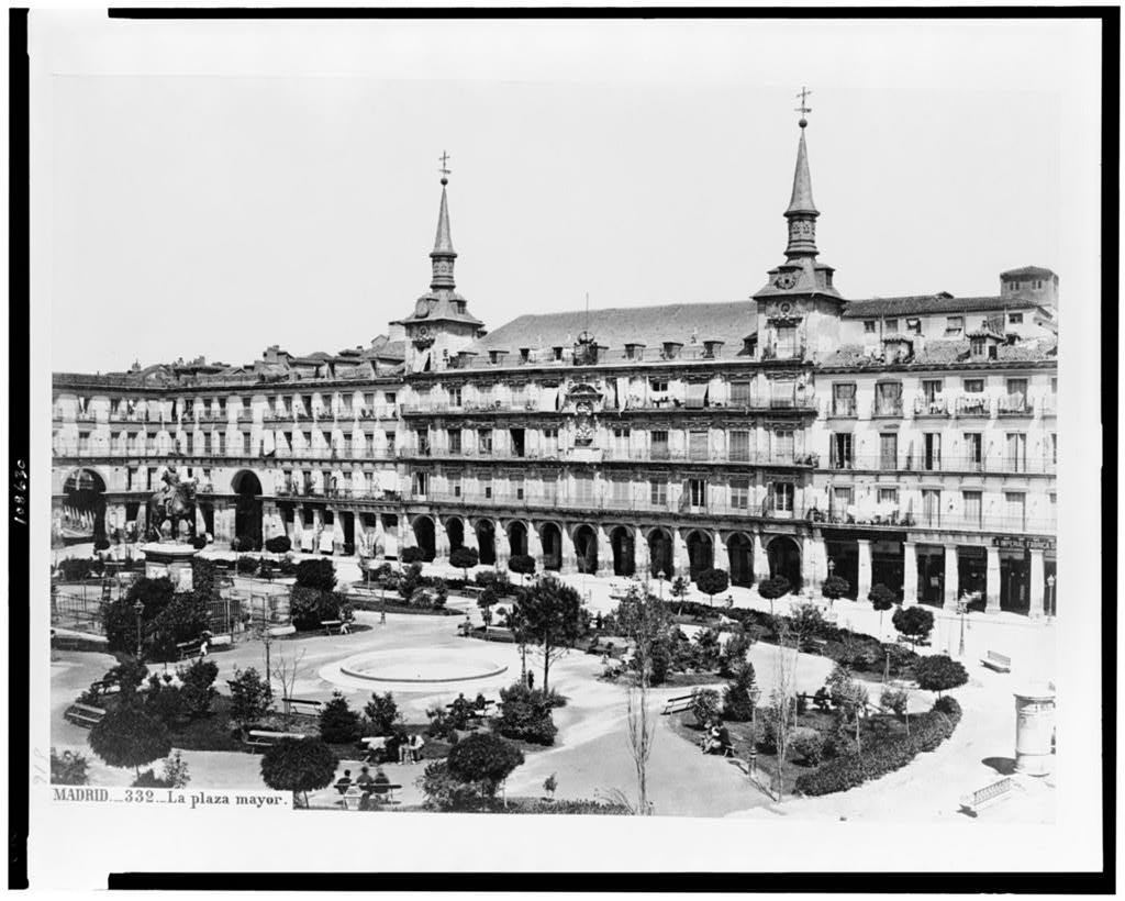La Plaza Mayor fotografiada por J. Laurent en el siglo XIX