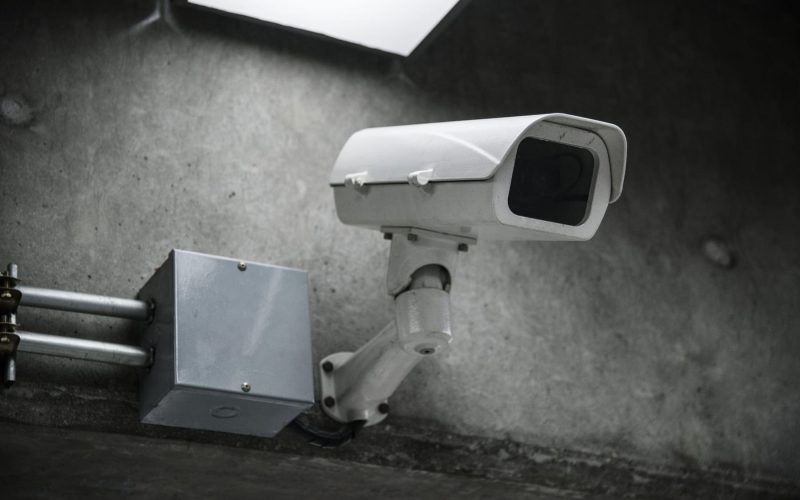 Cámara oculta (pero legal): todo lo que puedes grabar en tu comunidad sin acabar denunciado