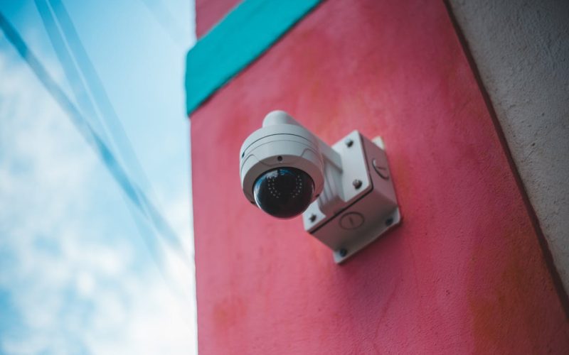 Instalación de cámaras de seguridad en los jardines de la comunidad