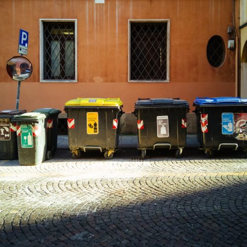 ¿Por qué contratar un servicio profesional para sacar los cubos de basura?