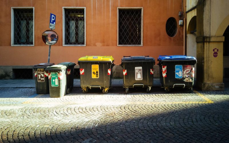 ¿Por qué contratar un servicio profesional para sacar los cubos de basura?