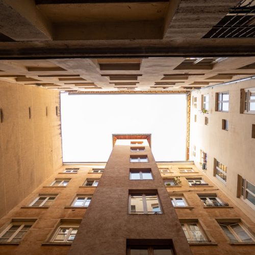 La importancia de la limpieza del patio de luces