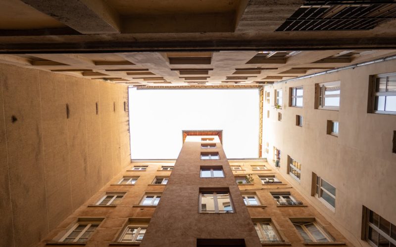 La importancia de la limpieza del patio de luces