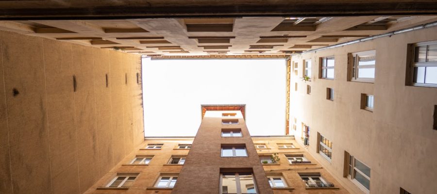 La importancia de la limpieza del patio de luces