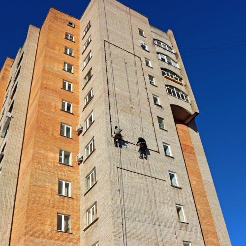Trabajos verticales para pintar fachadas de edificios comunitario