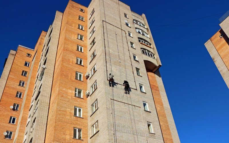 Trabajos verticales para pintar fachadas de edificios comunitario