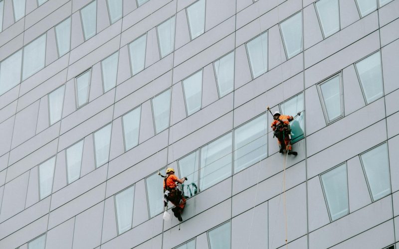 Reparación de patios interiores en Madrid con trabajos verticales