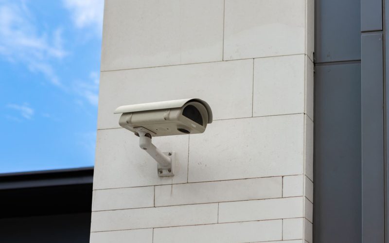 ¿Cámaras de seguridad en el portal? La excusa perfecta para evitar las discusiones vecinales