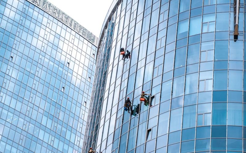 Montajes en altura: cómo no volar por los aires mientras sujetas media antena con la rodilla